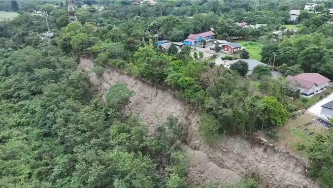 花莲县秀林乡文兰村木瓜溪侧边坡3日因强震大面积滑落，崩塌宽度高达1公里，不过近日因密集地震加上大雨冲刷，土石掏空更加严重，部落族人希望政府能儘速抢修助大家重建家园。（周勇义提供／罗亦晽花莲传真）