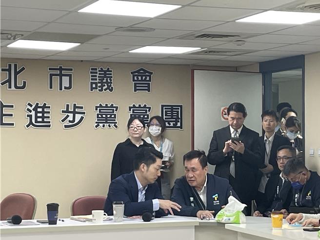 台北市長蔣萬安24日赴議會民進黨團報告重大議法案。（劉彥宜攝）
