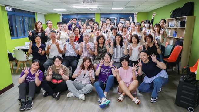 于宏燦教授與林玥秀校長於宿舍與師生合影。(照片/開南大學提供)