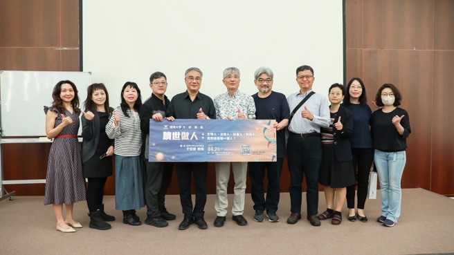 于宏燦博士與開大老師合照。(照片/開南大學提供)