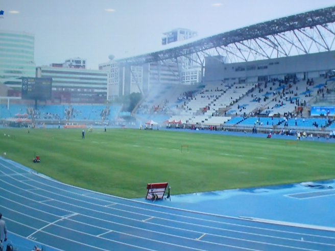 113台北全中運田徑比賽場地台北田徑場24日下午發生疑似電線走火意外。（翻攝轉播畫面）