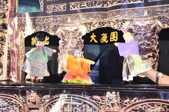 阿公阿嬷重温台湾六０年代的「金光闪闪、瑞气千条」的布袋戏全盛时期，正是最适合不过的怀旧治疗。
(照片/慈济科大提供)