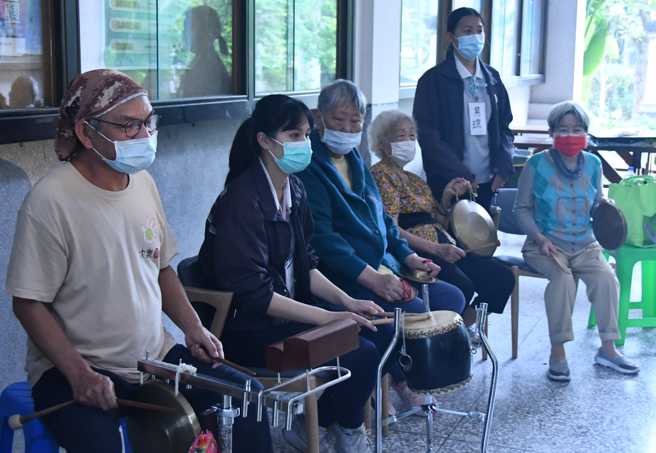 即使老人家无法登台演出，也能手拿锣鼓，搭配剧情敲打节奏。(照片/慈济科大提供)