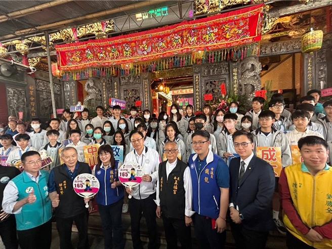 张善政24日带头率领芦竹分局反诈骗宣导团队，结合南崁五福宫携手推动防诈宣导。（芦竹分局提供）