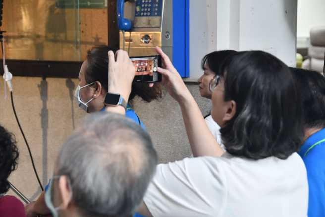 失智症长辈家属到场支持。(照片/慈济科大提供)