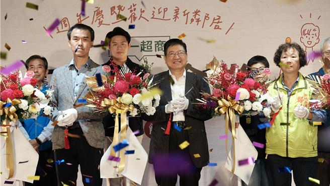 新竹县政府「好客食堂」将满周年，并进驻统一超商直营店24日正式营运，由县长杨文科（中）等人剪彩，庆祝食堂1岁生日，同时宣布县府门市幸福保卫站正式启动，守护弱势孩子。（罗浚滨摄）