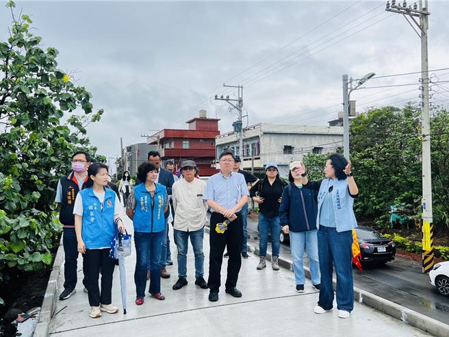 陈超明国会办公室今天邀集中央官员走访海线景。（李京升摄）点
