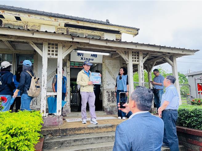 台铁局新埔站具有歷史特色。（李京升摄）