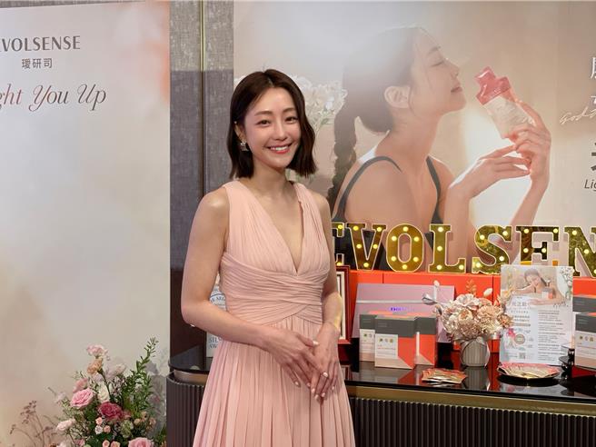 谢欣颖亮丽出席美容饮品代言记者会。（林淑娟摄）