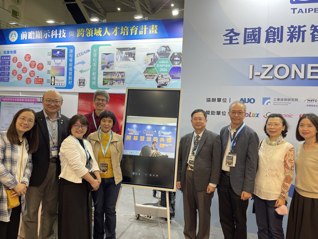 國科會科技辦公室沈弘俊執行秘書（右四）與教育部同仁和團隊合影。(照片/教育部提供)