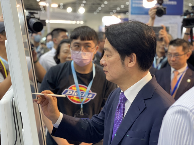 賴副總統清德蒞臨本部展攤留影簽名。(照片/教育部提供)