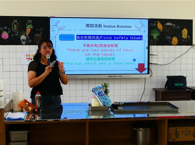 近期食安問題頻傳，雲林縣北港鎮建國國中24日舉辦「雙語創意跨域課程」，結合英文課、食安議題等，學生以行動載具加入「台灣事實查核中心」line群組，將網路上有關食安新聞輸入，即能分辨真假新聞。（張朝欣攝）