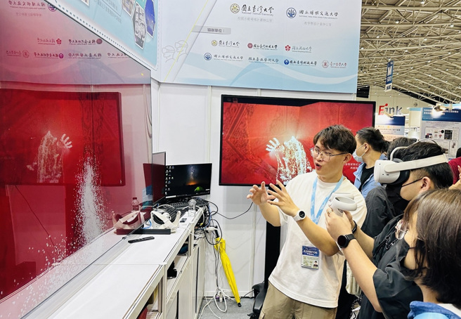 現場參觀民眾VR互動體驗。(照片/教育部提供)