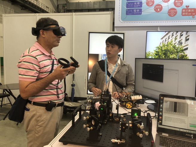 現場參觀民眾體驗AR/VR互動。(照片/教育部提供)