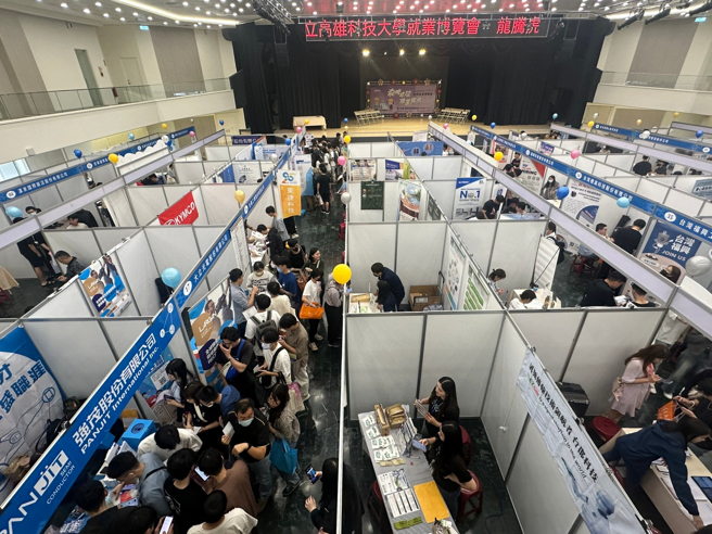 畢業季將近，各大企業無不摩拳擦掌招攬新血。國立高雄科技大學從3月份起陸續巡迴各校區，規劃舉辦4場就業博覽會，今(23)日建工校區場次是4場當中規模最大的一場，國內上市櫃、外資企業等多達125家進駐攬才，現場職缺超過5,000個。(照片/高科大提供)
