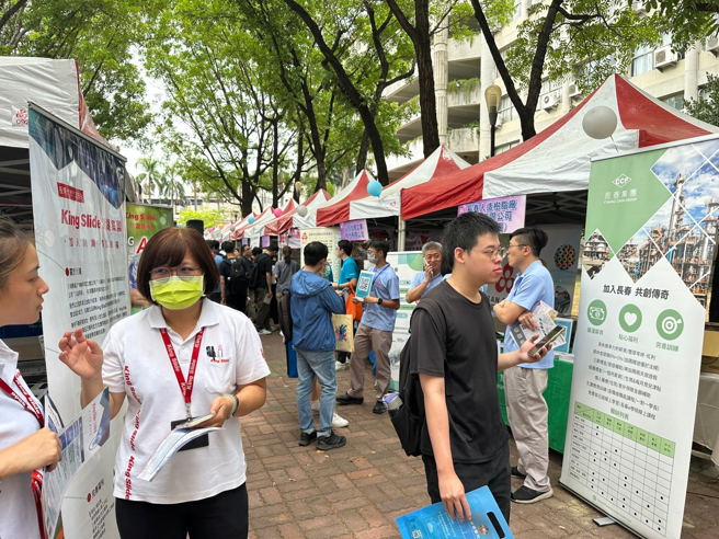 高科大就業博覽會，建工校區場次今(23)日熱鬧開展，從室內展場延伸到戶外場地，包括聯電、台郡、楠電、南六等多家企業更現場辦理實習說明會，從應屆畢業生一路向下觸及在校學生，積極招攬未來人才加入產業。(照片/高科大提供)