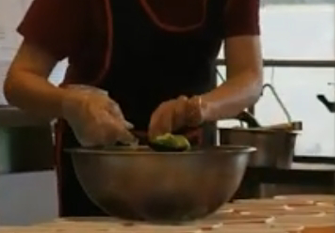 高市府餐厅员工徒手抓菜遭检举，卫生局稽查：新人不熟SOP。（翻摄自影片）