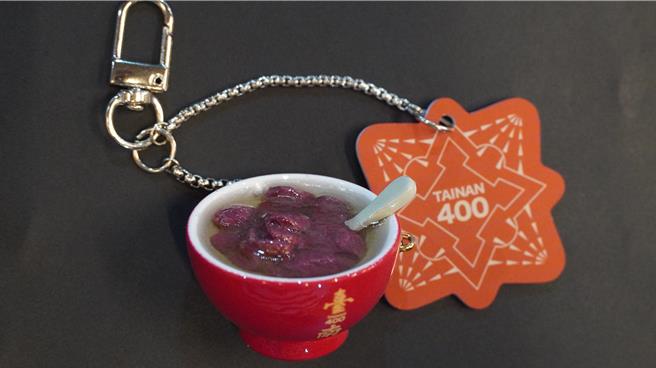 台南400限量特色卡首先推出牛肉汤造型吊饰，首批500个全被抢光。（宝智华摄）