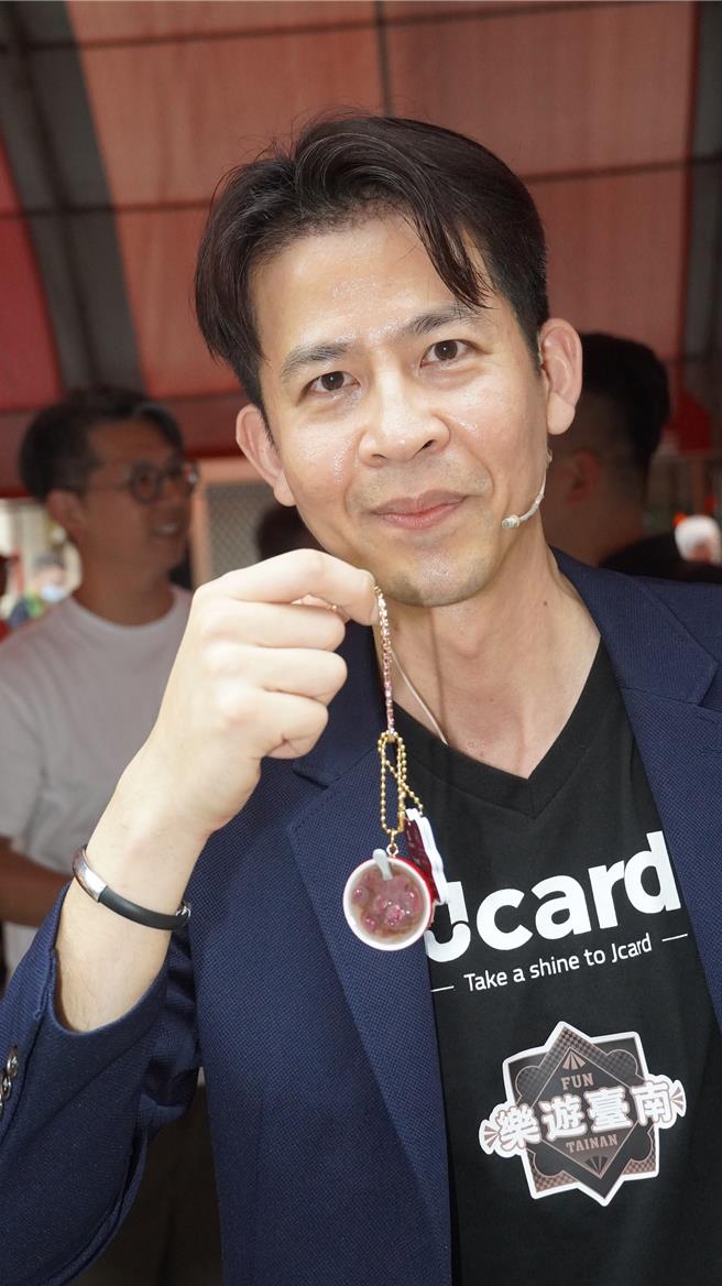 STARBIT思伟达创新科技执行长邓万伟表示首波500个牛肉汤造型特色卡已被抢光。（宝智华摄）