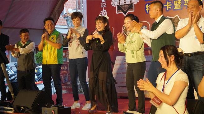 艺人王彩桦（左四）出席记者会，邀请多位市议员上台一起跳保庇舞。（宝智华摄）