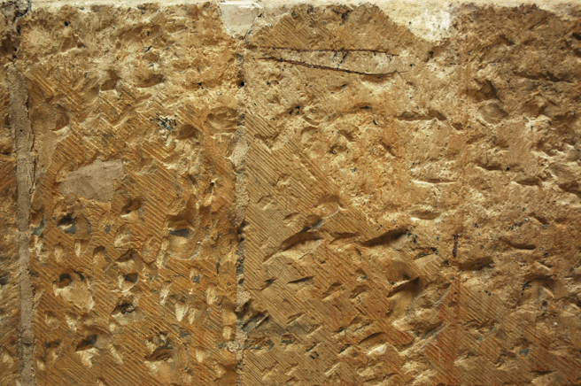 大陆一名农民在村庄内捡到一块奇石，随后运回家中当凳子，上面竟有2300年前古人留下的讯息。（示意图：Shutterstock／达志）