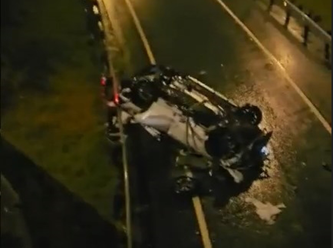 国3南投中兴路段，凌晨4时许，发生轿车失控撞破护栏坠落边坡的车祸。（翻摄爆料公社）