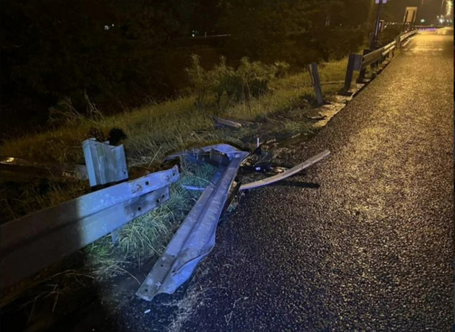 国3南投中兴路段，凌晨4时许，发生轿车失控撞破护栏坠落边坡的车祸。（翻摄爆料公社）