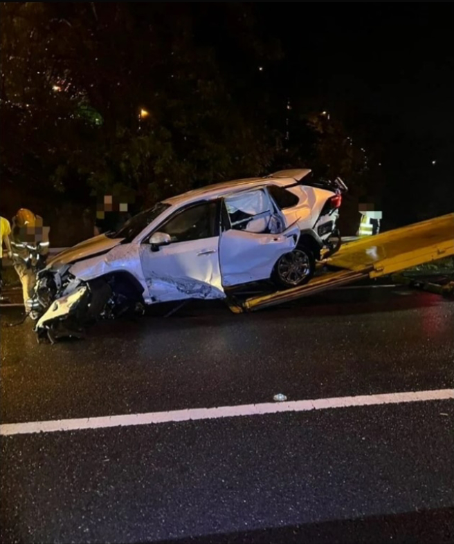 国3南投中兴路段，凌晨4时许，发生轿车失控撞破护栏坠落边坡的车祸。（翻摄爆料公社）