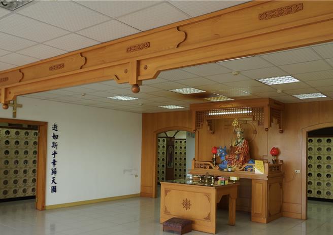 苗栗县郑姓男子申请「青埔生命纪念馆」神主牌柜位，缴纳全额2万5000元，22天后反悔，不满馆方仅退一半金额，接连提出诉愿及行政诉讼，都遭驳回。（翻摄青埔生命纪念馆脸书／王煌忠台中传真）