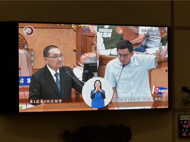 民进党籍新北市议员卓冠廷指出，去年总统大选辩论会后有民眾检举转播不公平，新北市选举委员会认定不予裁罚，但主任委员邱敬斌却在监察小组做出决议后找媒体「研商」、指导媒体做新闻。（柯毓庭摄）