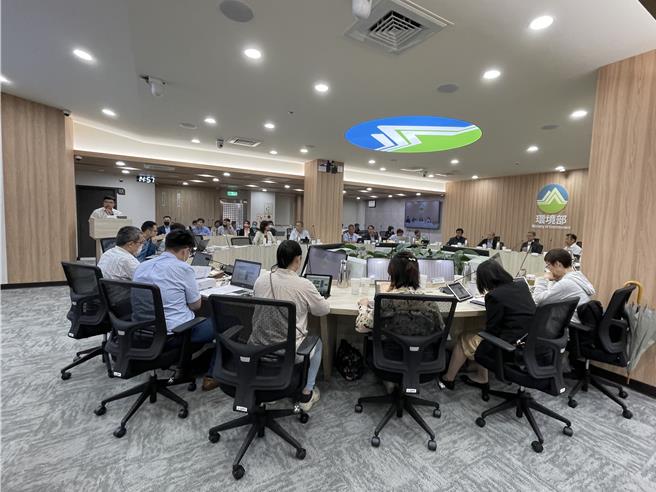 为强化台南都会公共运输服务，台南市政府提出「台南先进运输（大眾捷运）系统」，其中第1期蓝线已在2月通过环评初审，今日送入环评大会审查。（蔡佩珈摄）