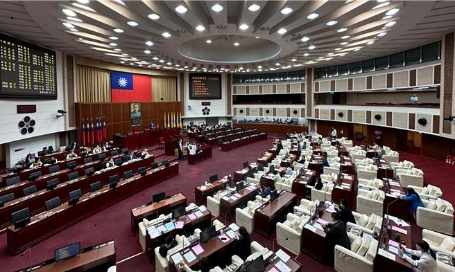 台北市議會24日下午舉行政黨協商，會中通過邀請台北市長蔣萬安針對大巨蛋開幕後缺失、北士科招商爭議、京華城容積獎勵爭議，以及台智光案後續處理狀況專案報告，並且針對北士科地上權招商及京華城容積獎勵等爭議，成立議會專案調查小組。（本報資料照片）