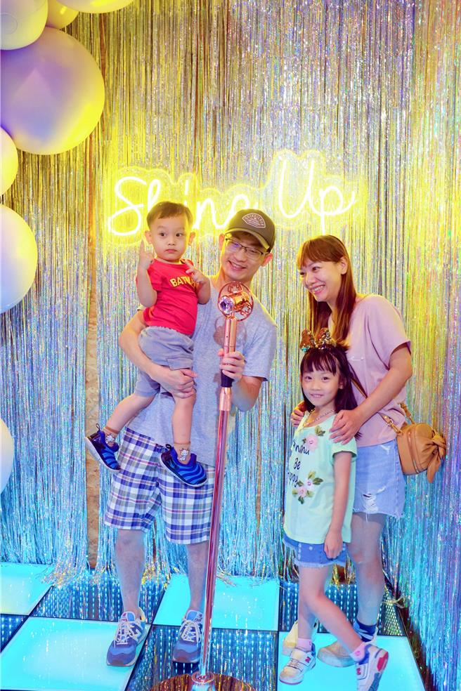 华泰名品城打造復古舞台区，让妈咪成为最闪耀的大明星。（华泰名品城提供／朱世凯台北传真）