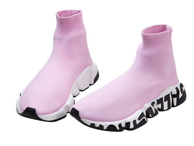 礼客Outlet的MASSIMO Galleria专柜「BALENCIAGA袜套鞋」，原价2万7200元、特价1万3600元。（礼客Outlet提供／朱世凯台北传真）