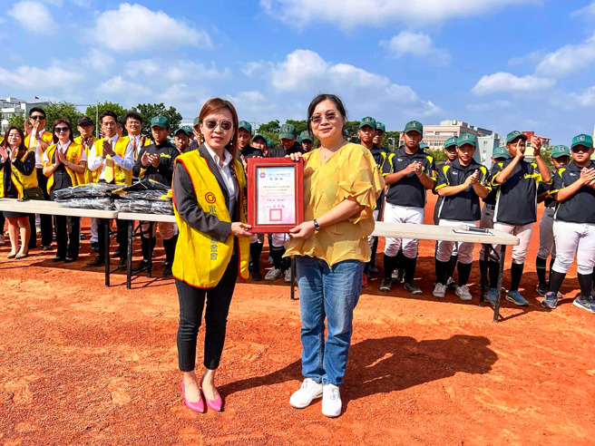 永慶不動產暨永義房屋高雄區經管會長陳秋妮(圖左)代表捐贈10萬元現金，協助橋頭國中棒球隊採購棒球外套，由校長蔡月梅(圖右)頒發感謝狀。(圖/永慶房產集團提供)