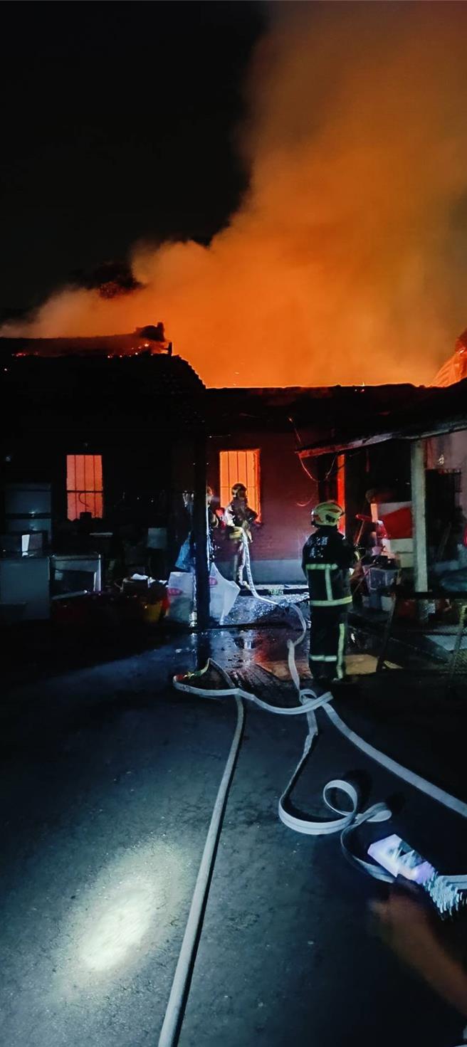 彰化县埤头乡埤头路一处三合院今日清晨发生大火，消防人员急布水线抢救，猛烈的火势造成现年99岁前乡长夫逃生不及，不幸在火场中身亡。（民眾提供／叶静美彰化传真）