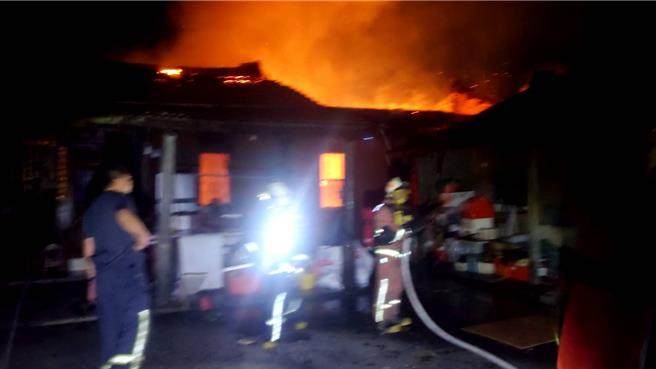 彰化县埤头乡埤头路一处三合院今日清晨发生大火，消防人员急布水线抢救，猛烈的火势造成现年99岁前乡长夫逃生不及，不幸在火场中身亡。（民眾提供／叶静美彰化传真）