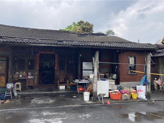 彰化县埤头乡埤头路一处三合院今日清晨发生大火，消防人员急布水线抢救，猛烈的火势造成现年99岁前乡长夫逃生不及，不幸在火场中身亡。（民眾提供／叶静美彰化传真）