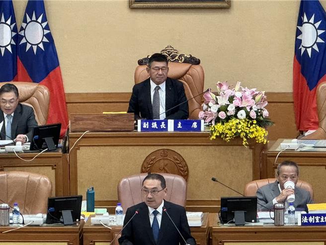 新北市长侯友宜今（24）日到新北市议会接受备询，民进党籍新北市议员戴玮姗提问有媒体在讨论，问他是否争取2025国民党主席，侯友宜对此回应「努力把市政做好」。（柯毓庭摄）