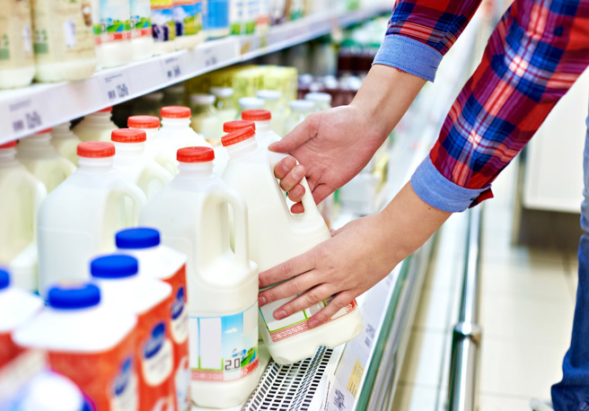 美國FDA 23日表示，在部分經巴氏殺菌法殺菌的市售牛奶樣本中，驗出H5N1禽流感病毒碎片。（示意圖：shutterstock／達志）