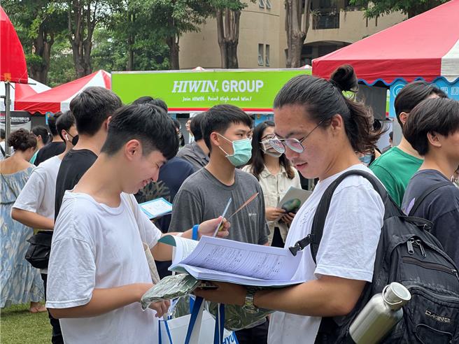 雲林縣虎尾科技大學24日與勞動部、中部科學園區聯合舉辦校園徵才博覽會，提供3800個工作機會，其中科技公司更祭出70K以上高薪搶攻專業人才，吸引2000餘人到場求職。（虎尾就業中心提供／張朝欣雲林傳真）