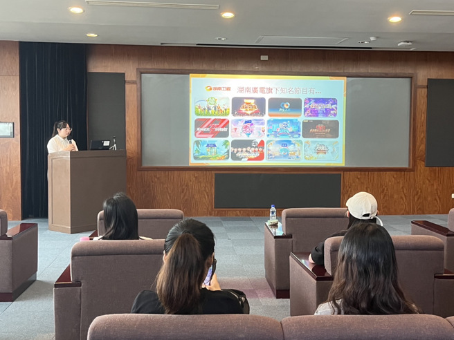 義守大學學生參與「芒果要的就是你」分享會，勤做筆記深怕漏掉細節。（攝影/劉安婕）