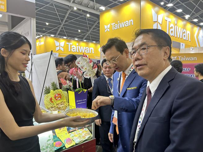 駐星代表童振源試吃台南鳳梨。（圖／台南市政府）