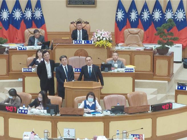 新北市长侯友宜暌违近1年今赴议会针对「食安、地震」议题做施政报告，侯表示，新北市目前红单建物有6件 、黄单建物有15件，灾后提出六大方案，红单及黄单震损建物纳入防灾都更专案计画。（陈慰慈摄）
