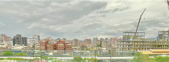 今年前2月全台商办建照核发件数就比去年同期增加2成，连楼板面积也年增达95％。(乡林提供／王莫昀台北传真)