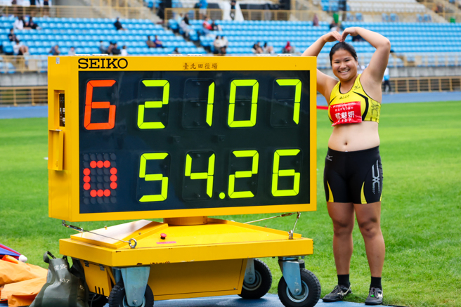 113台北全中运田径高女组链球，新北市海山高中蔡慈妍以破大会纪录54公尺26摘金。（台北市政府教育局提供）