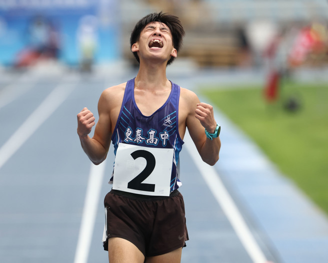 113年台北全中运田径高男3000公尺障碍赛，金牌新竹东泰高中风承颢以9分11秒57破大会纪录夺金，通过终点后开心握拳振臂吶喊。（台北市政府教育局提供）