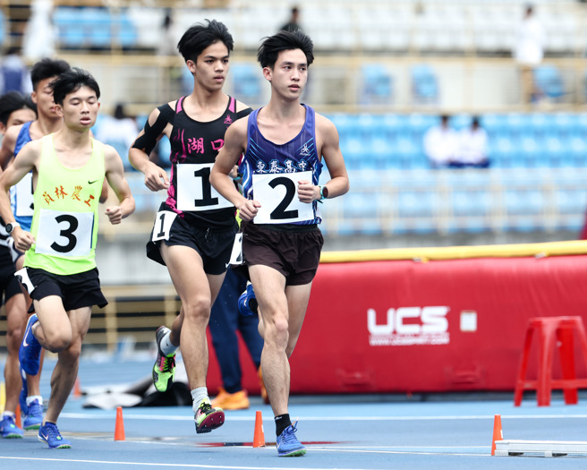 113年台北全中运田径高男3000公尺障碍赛，金牌新竹东泰高中风承颢（右）以9分11秒57破大会纪录夺金。（台北市政府教育局提供）