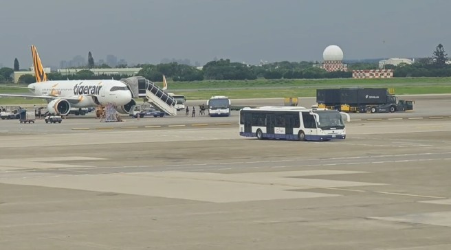 因桃勤公司接驳车失误，昨（23）日台湾虎航不同班机的旅客被载到同一架飞机上，导致航班延误。（图／民眾提供）