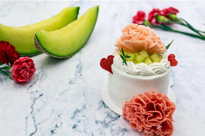 母亲节期间到「雍翠庭」用餐，每桌赠送精品级水果「阿露思哈密瓜生乳蛋糕」1份。(北投丽禧温泉酒店提供)